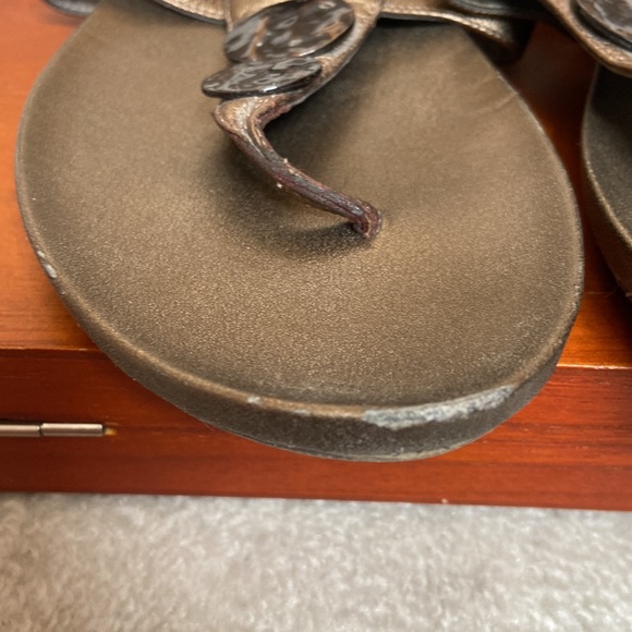 kenneth cole reaction bronze thong sandals - Picture 2 of 15